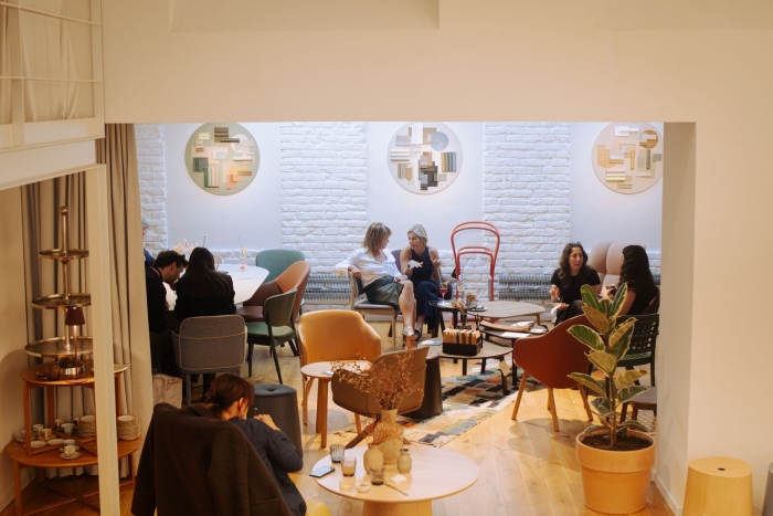ton-design-blok-sitting-people