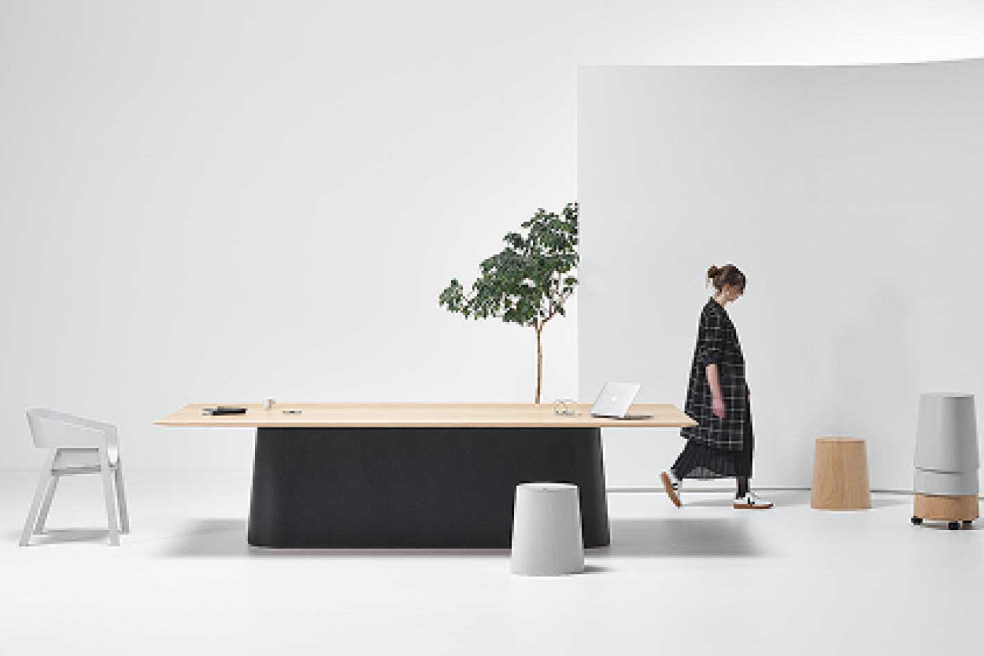 P.O.V. 467_beech table top_base B123_lacquer_150x300cm_chamfer edge_P.O.V. stools beech natural oil_P.O.V