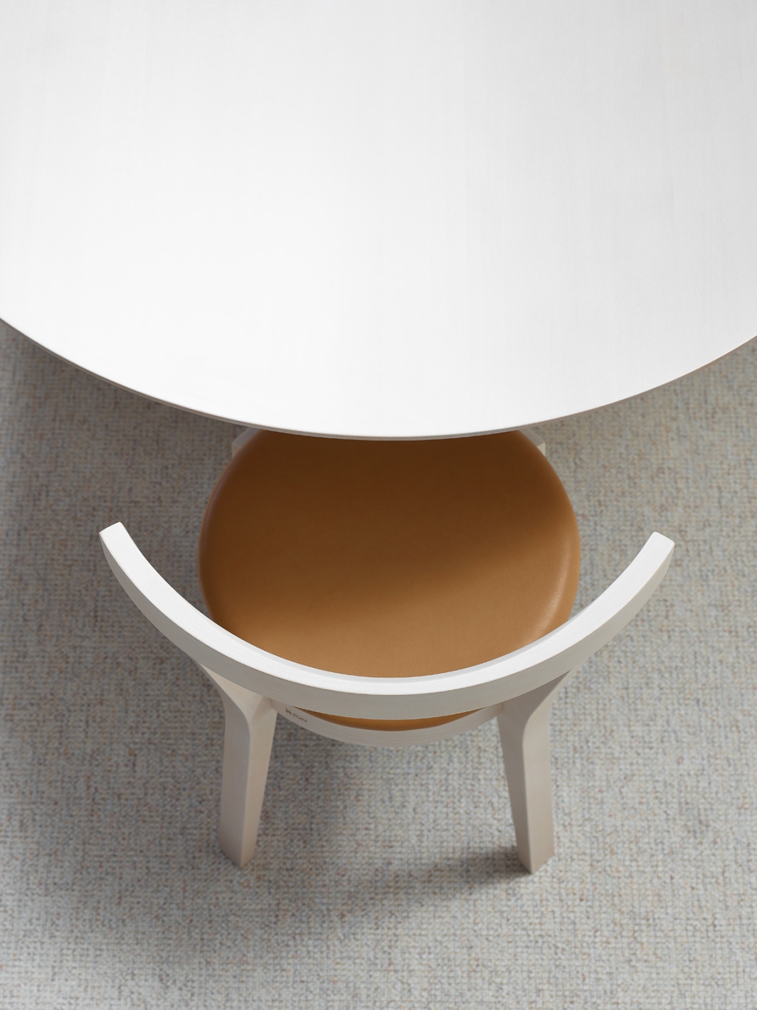 P.O.V. 464 beech_B276_lacquer_oval 120x240 cm_chamfer edge_Punton_beech B276_Elmotique 43024 (2) (1)