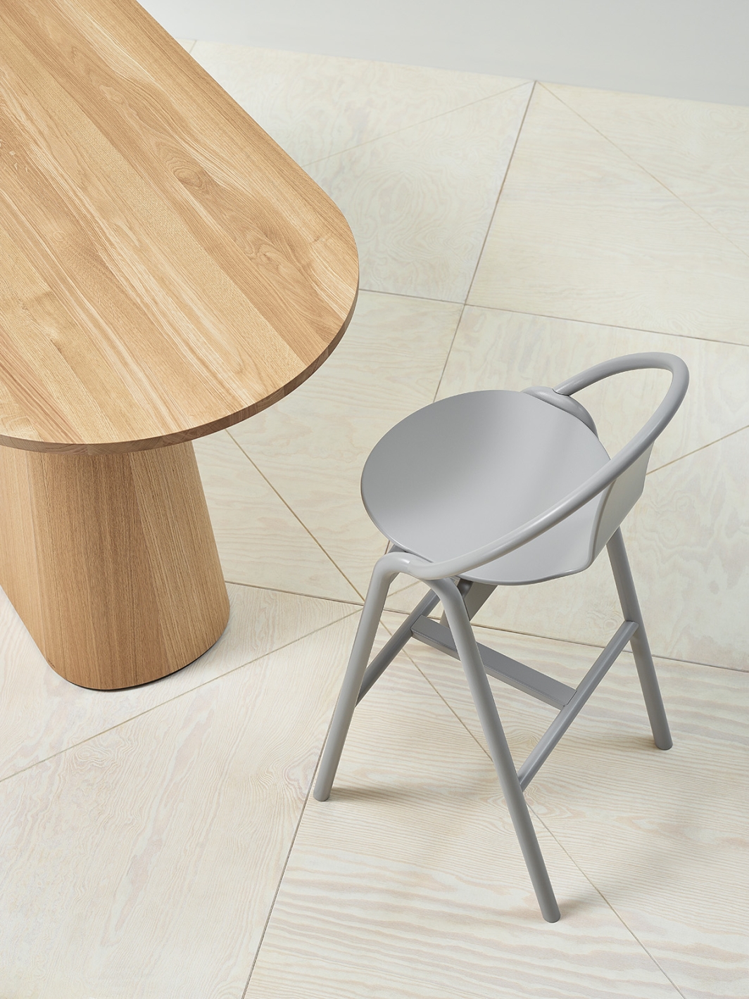 P.O.V. 468_oak_oil_oval 80x200 cm_straight edge_again barstool_B50 (8) (1)