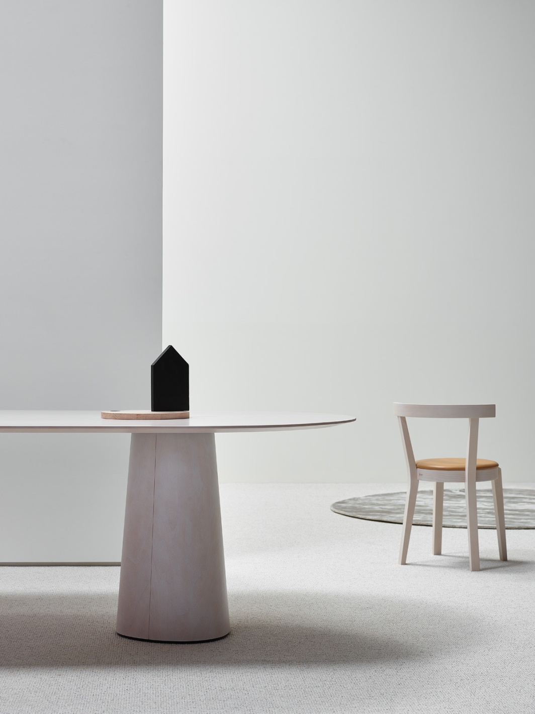 P.O.V. 464 beech_B276_lacquer_oval 120x240 cm_chamfer edge_Punton_beech B276_Elmotique 43024