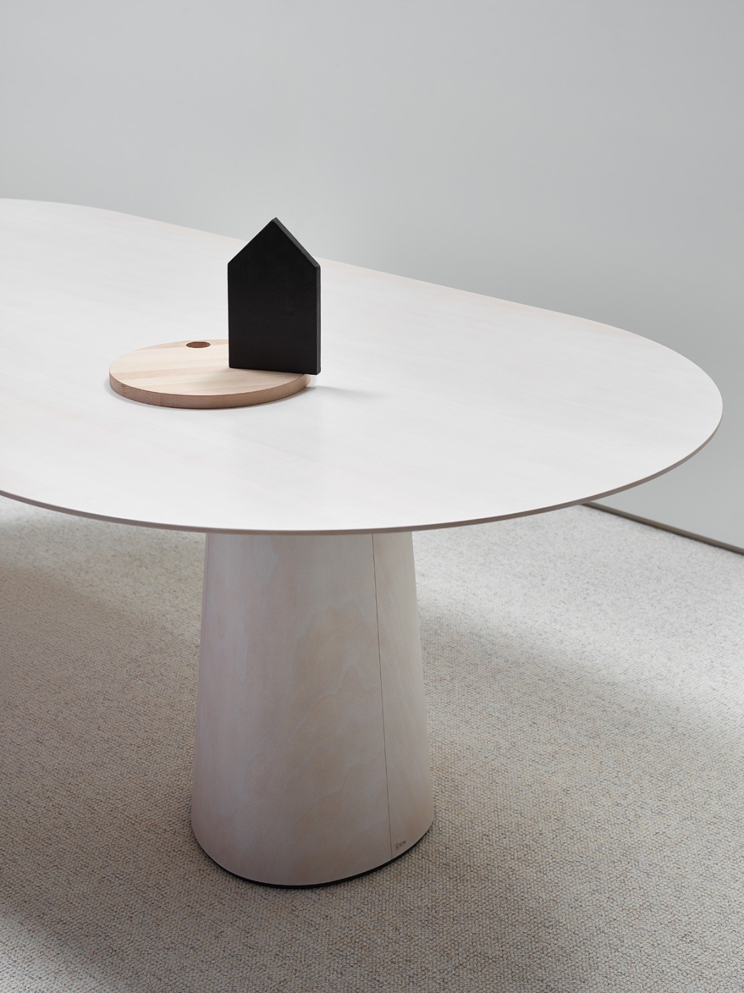 P.O.V. 464 beech_B276_lacquer_oval 120x240 cm_chamfer edge
