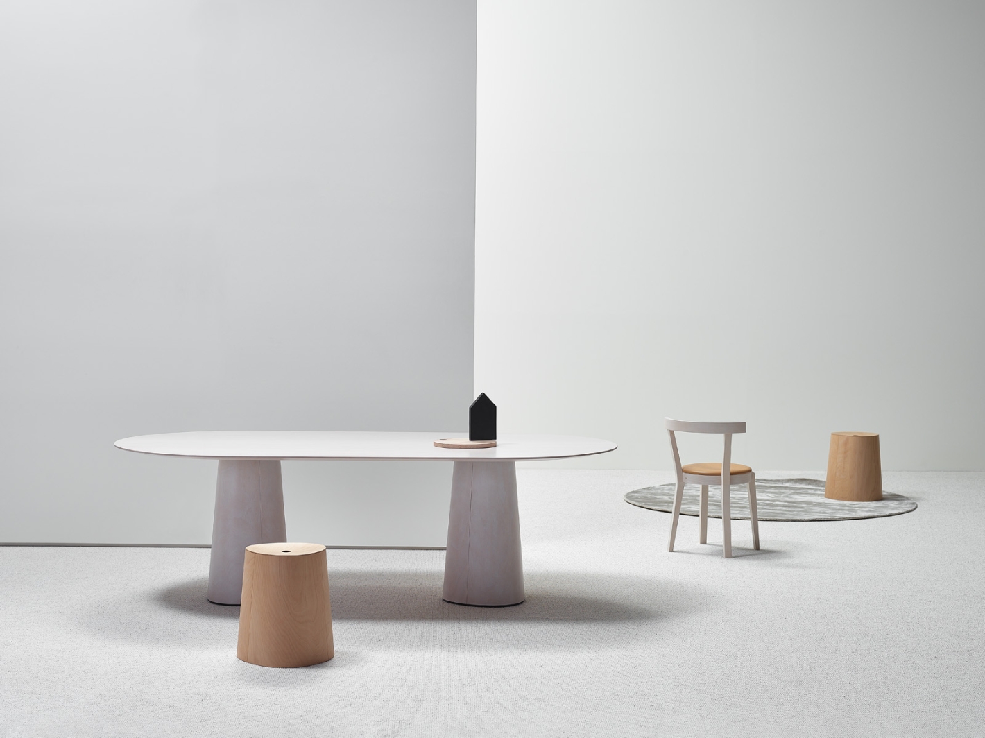 P.O.V. 464 beech_B276_lacquer_oval 120x240 cm_chamfer edge_P.O.V. stools_beech natural oil_Punton_beech B276_Elmotique 43024