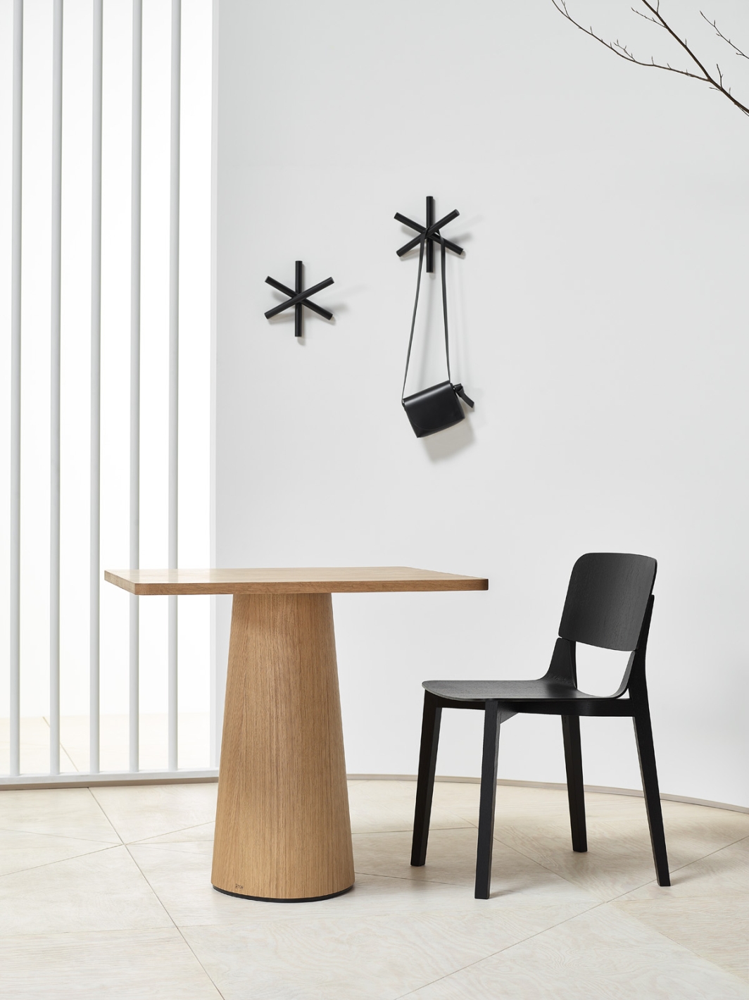 P.O.V. 460_oak_oil_ 80x80cm_straight edge_Leaf chair_oak B123_Logs B123