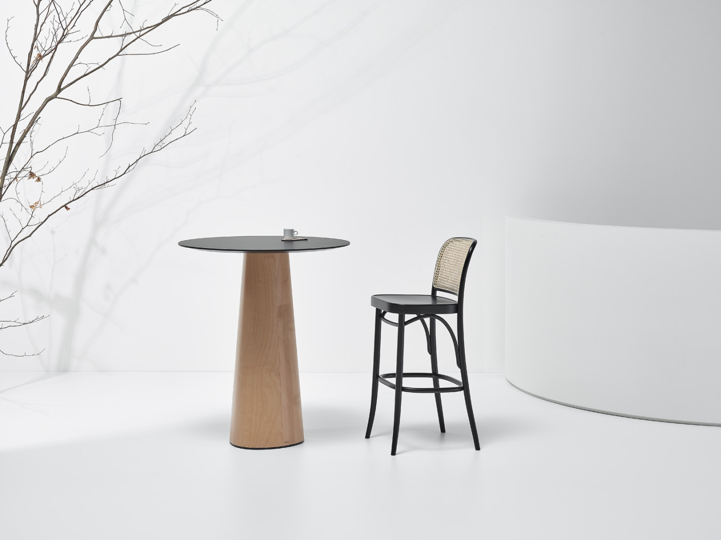 P.O.V. 463_multiplex L123-nano table top_beech base_lacquer_circle 90cm_chamfer edge B123_barstool 811_beech B123_natural cane (1)