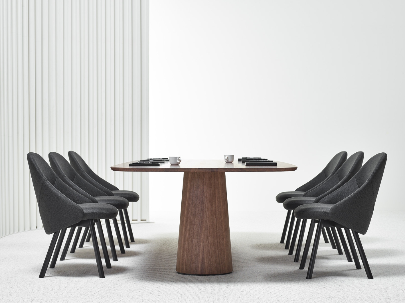 P.O.V. table 466 top americal walnut_oil_spherical 130x260cm_radius edge_Albu_beech_B123_lacquer_Sand 0788 (3)